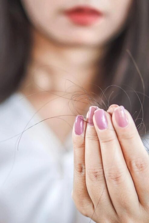 Jangan Anggap Remeh! Ketahui Penyebab dan Cara Mengatasi Rambut Rontok Berlebihan Thumbnail